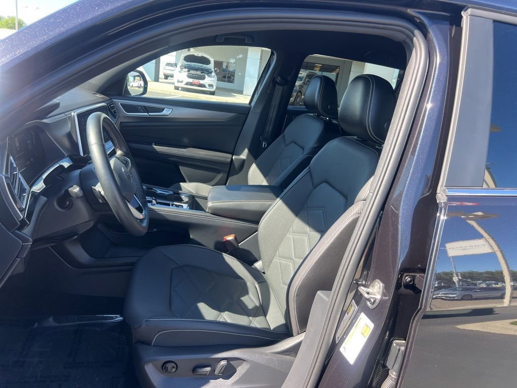 Used 2025 Volkswagen Atlas Cross Sport SE image 17