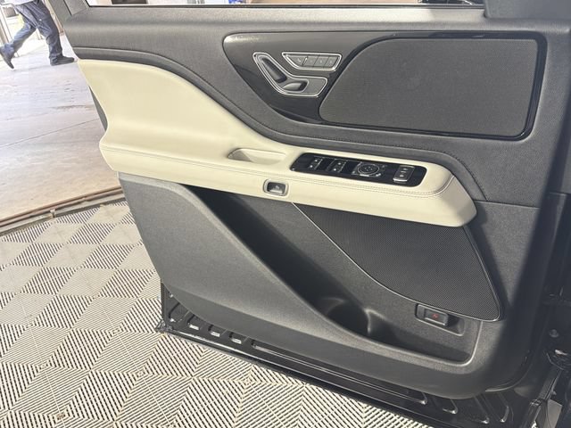 New 2026 Lincoln Aviator AWD image 12