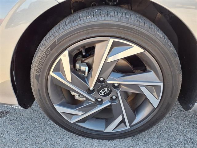 Used 2025 Hyundai Elantra Limited image 10