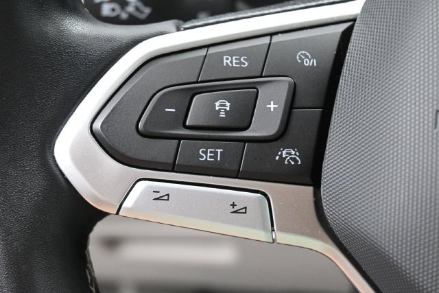 Used 2023 Volkswagen Tiguan SE w/ Panoramic Sunroof Package FWD image 17
