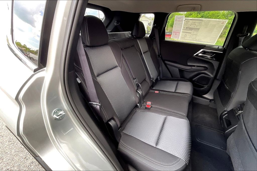 New 2025 Mitsubishi Outlander ES image 9