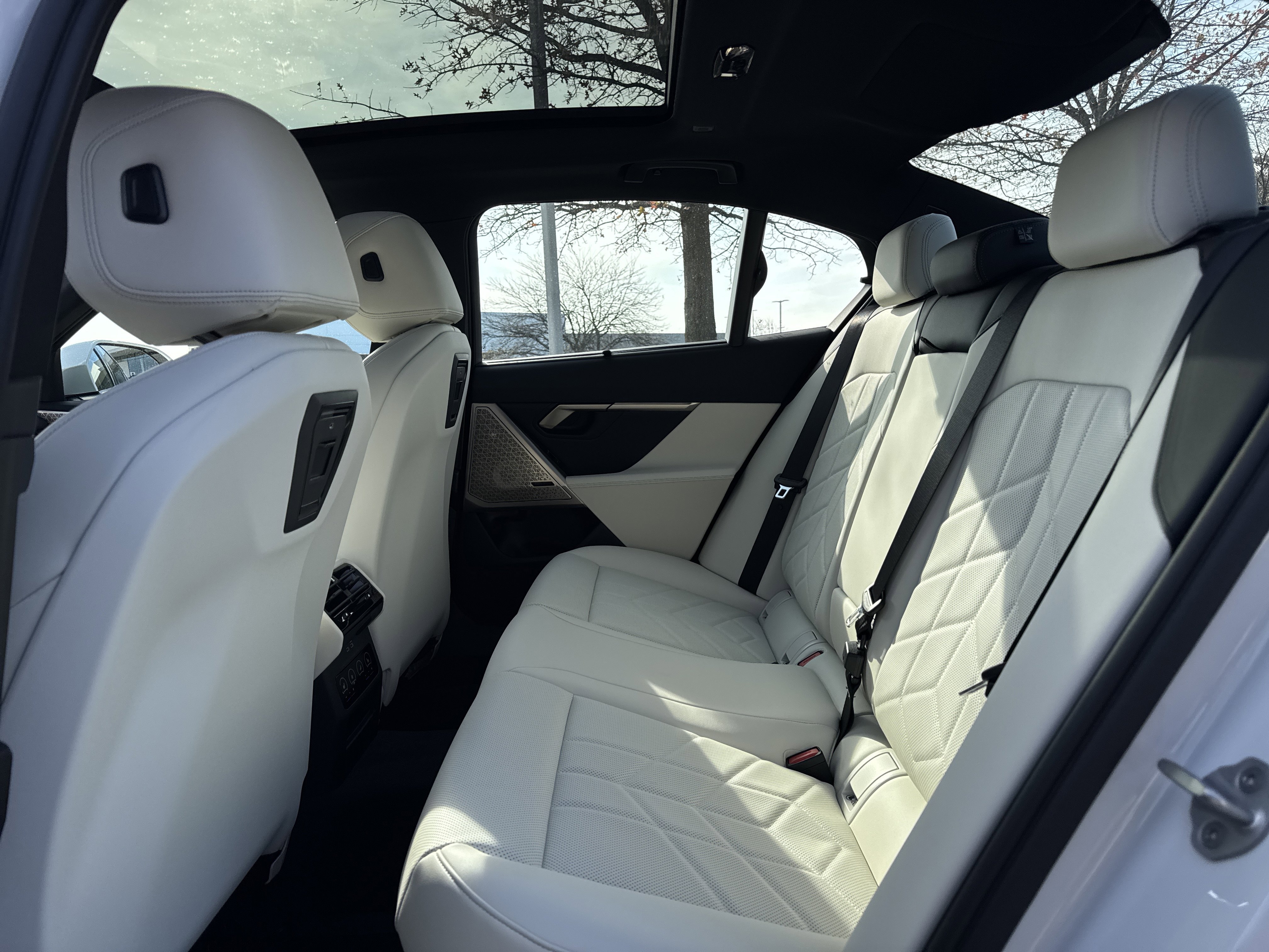 New 2026 BMW 550e xDrive w/ Executive Package image 11