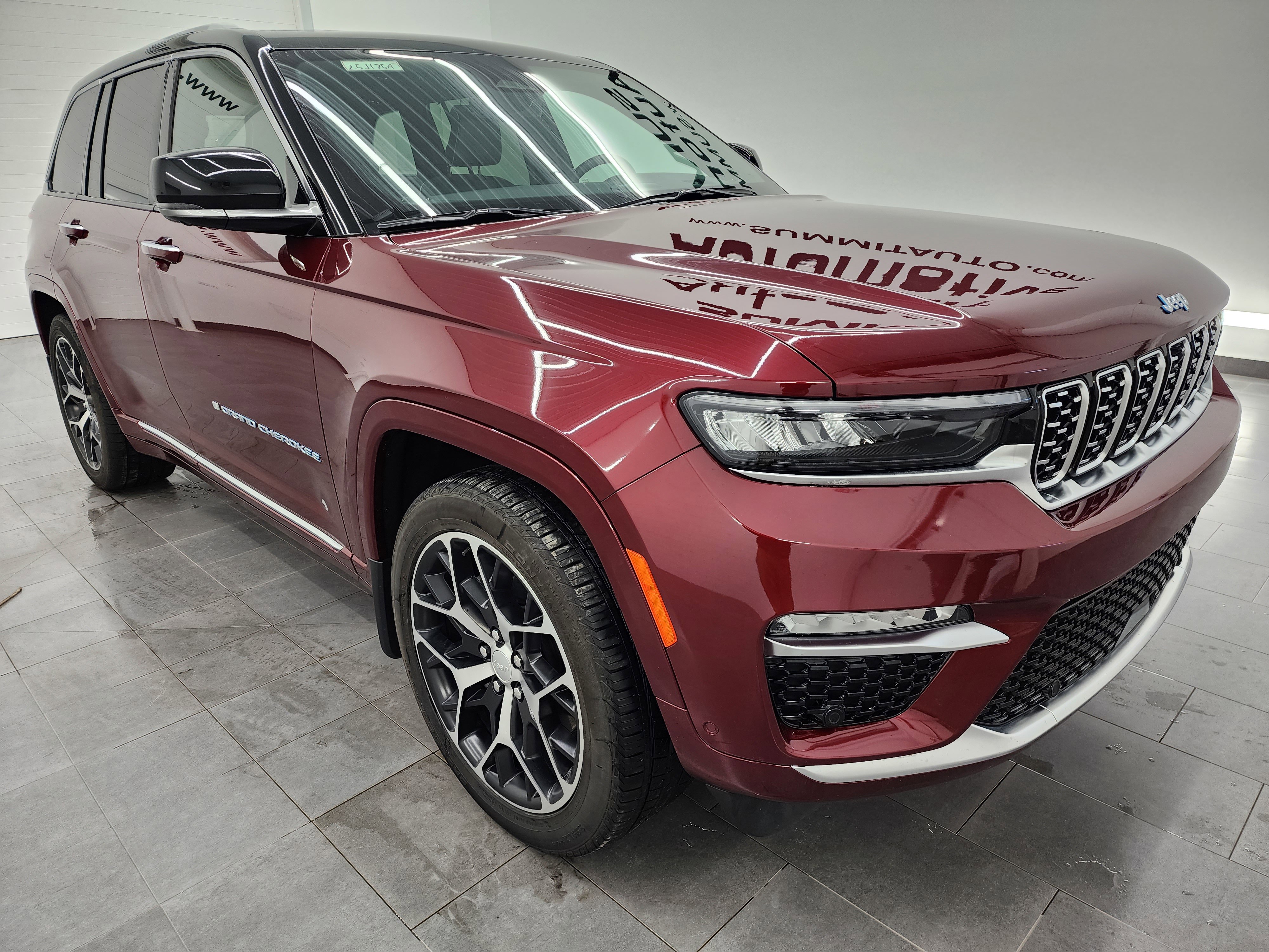 Used 2022 Jeep Grand Cherokee Summit image 2