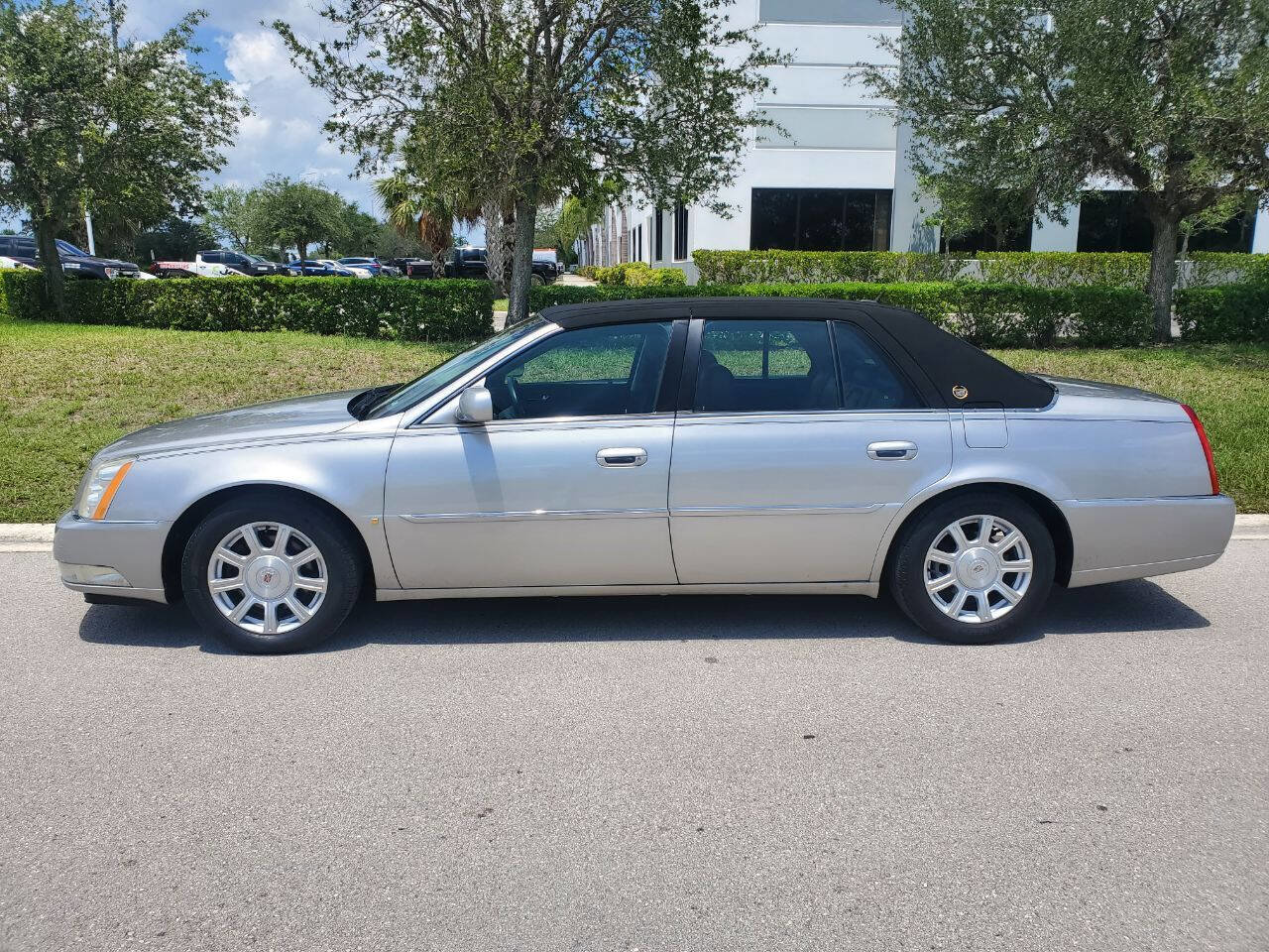 Used 2008 Cadillac DTS Luxury I image 9