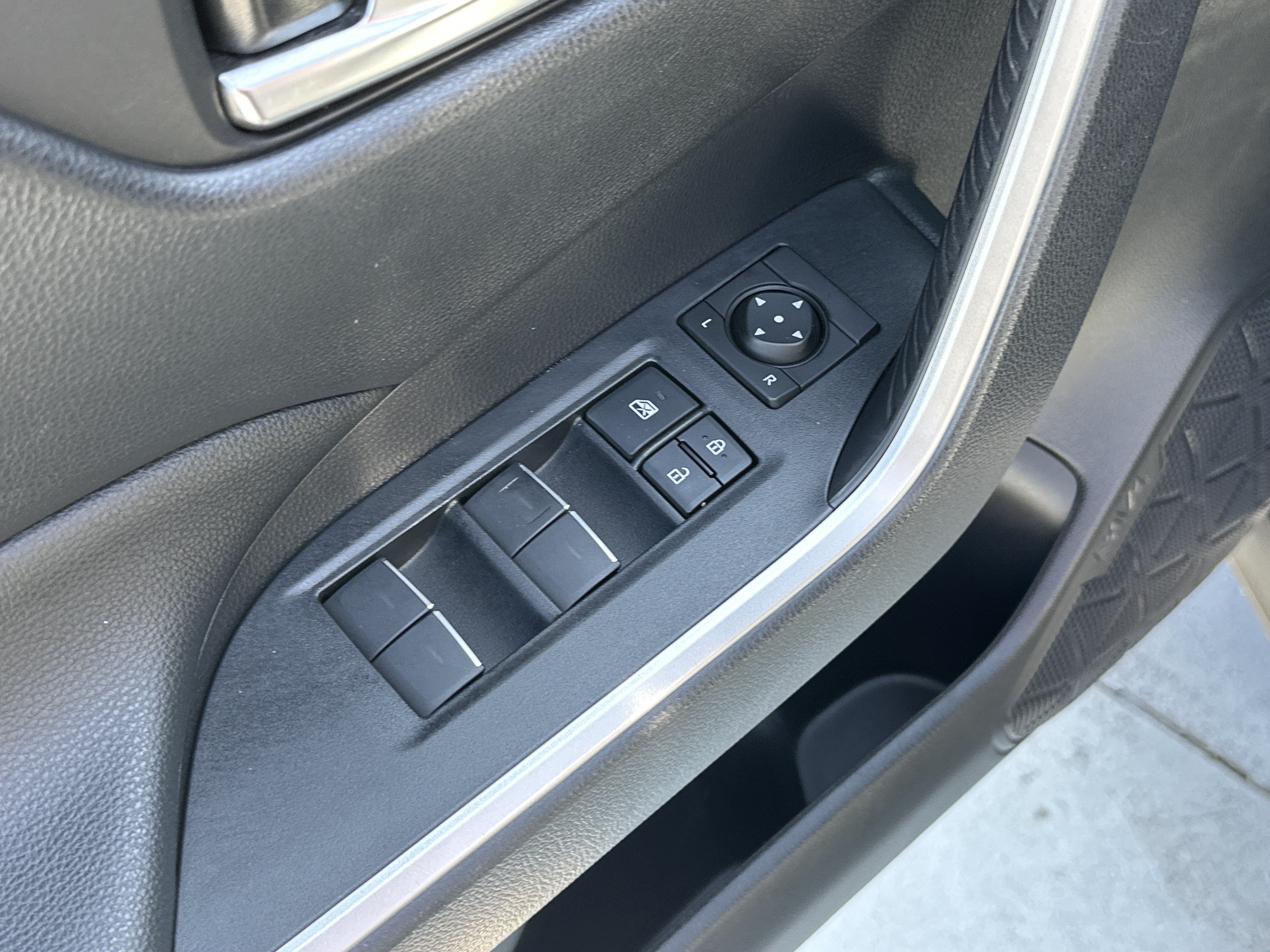 Used 2022 Toyota RAV4 SE AWD/4WD image 15