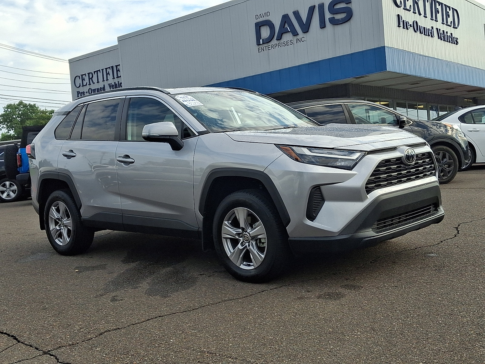 Used 2025 Toyota RAV4 XLE w/ Convenience Package FWD image 3