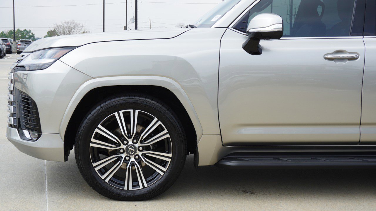 Used 2024 Lexus LX 600 4WD w/ Luxury Package image 10