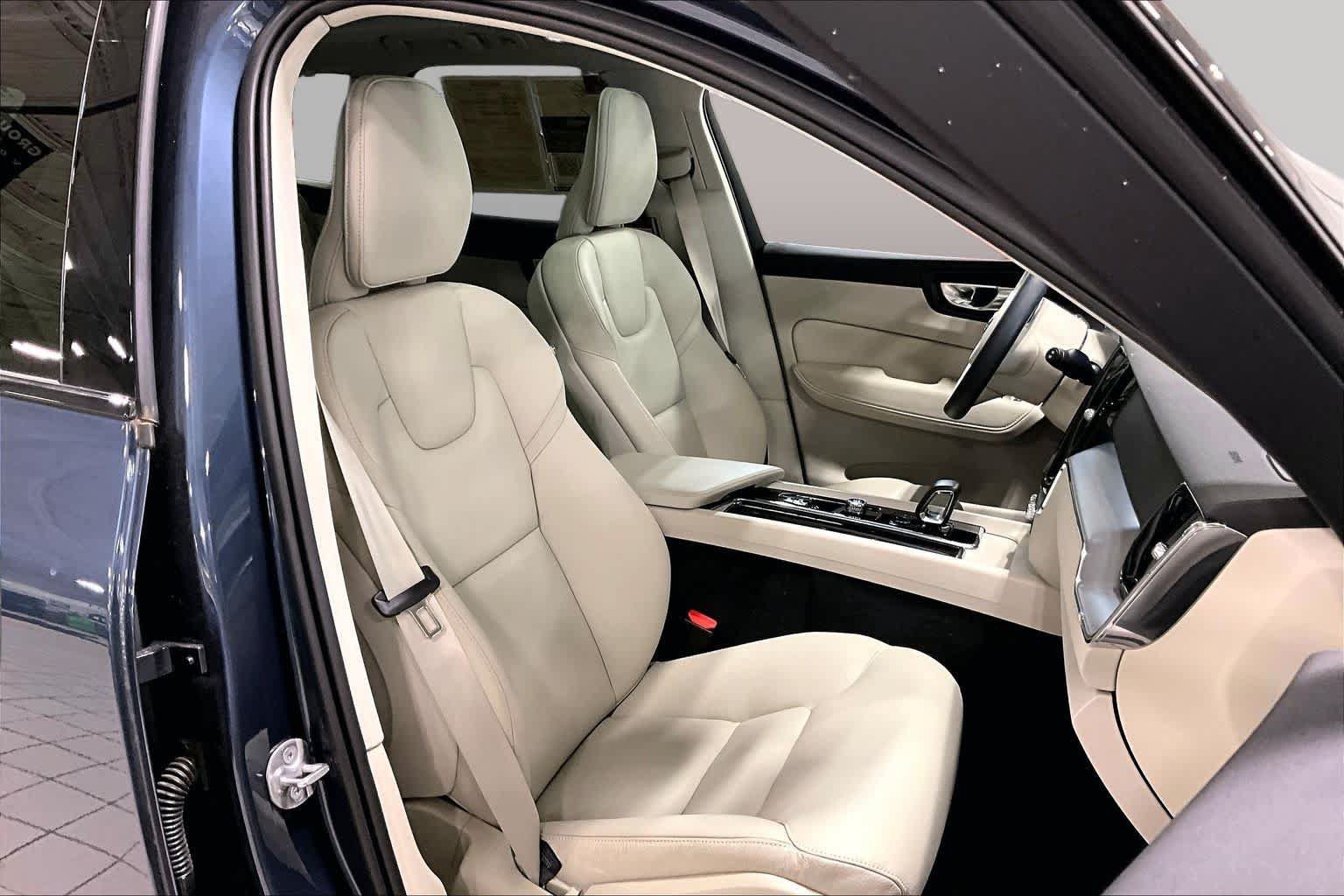 Used 2024 Volvo XC60 B5 Core w/ Protection Package Premier AWD/4WD image 8