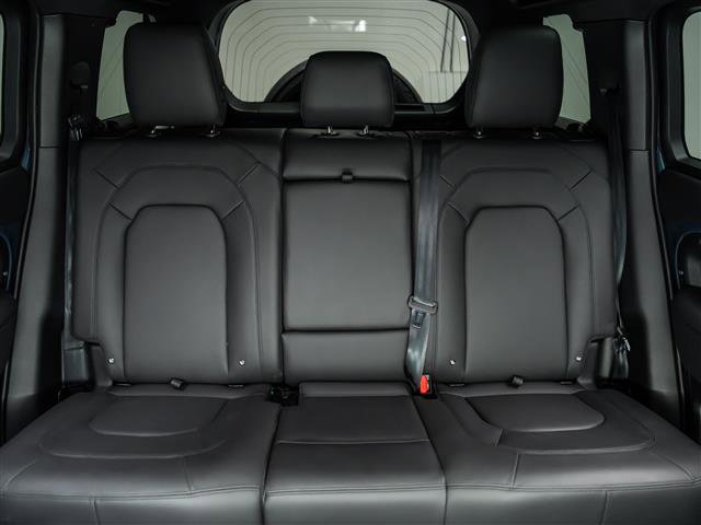 Used 2025 Land Rover Defender 110 S image 18