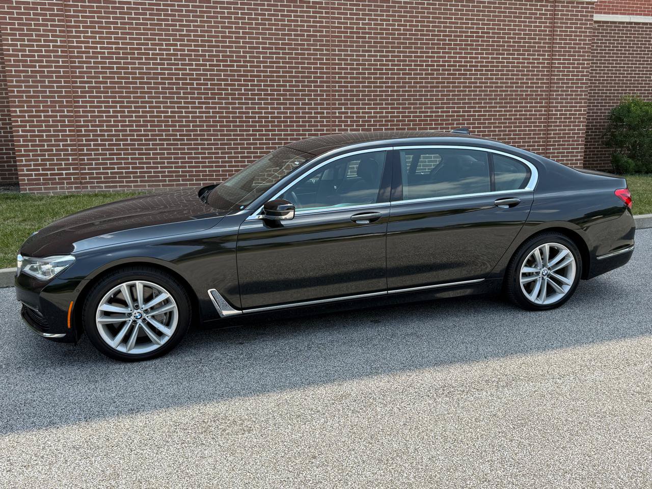 Used 2017 BMW 750i xDrive AWD/4WD image 3