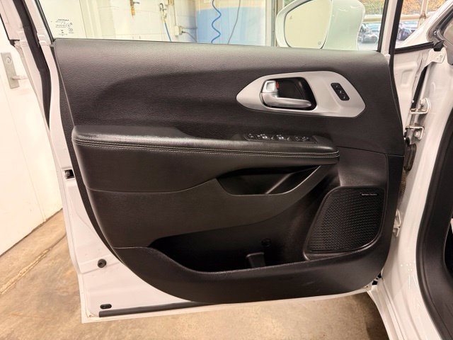 Used 2019 Chrysler Pacifica Limited w/ S Appearance Package FWD image 6