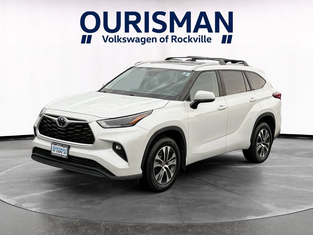 Used 2023 Toyota Highlander XLE AWD/4WD image 2