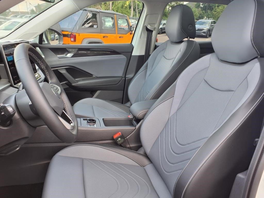 New 2025 Volkswagen Tiguan SE image 13