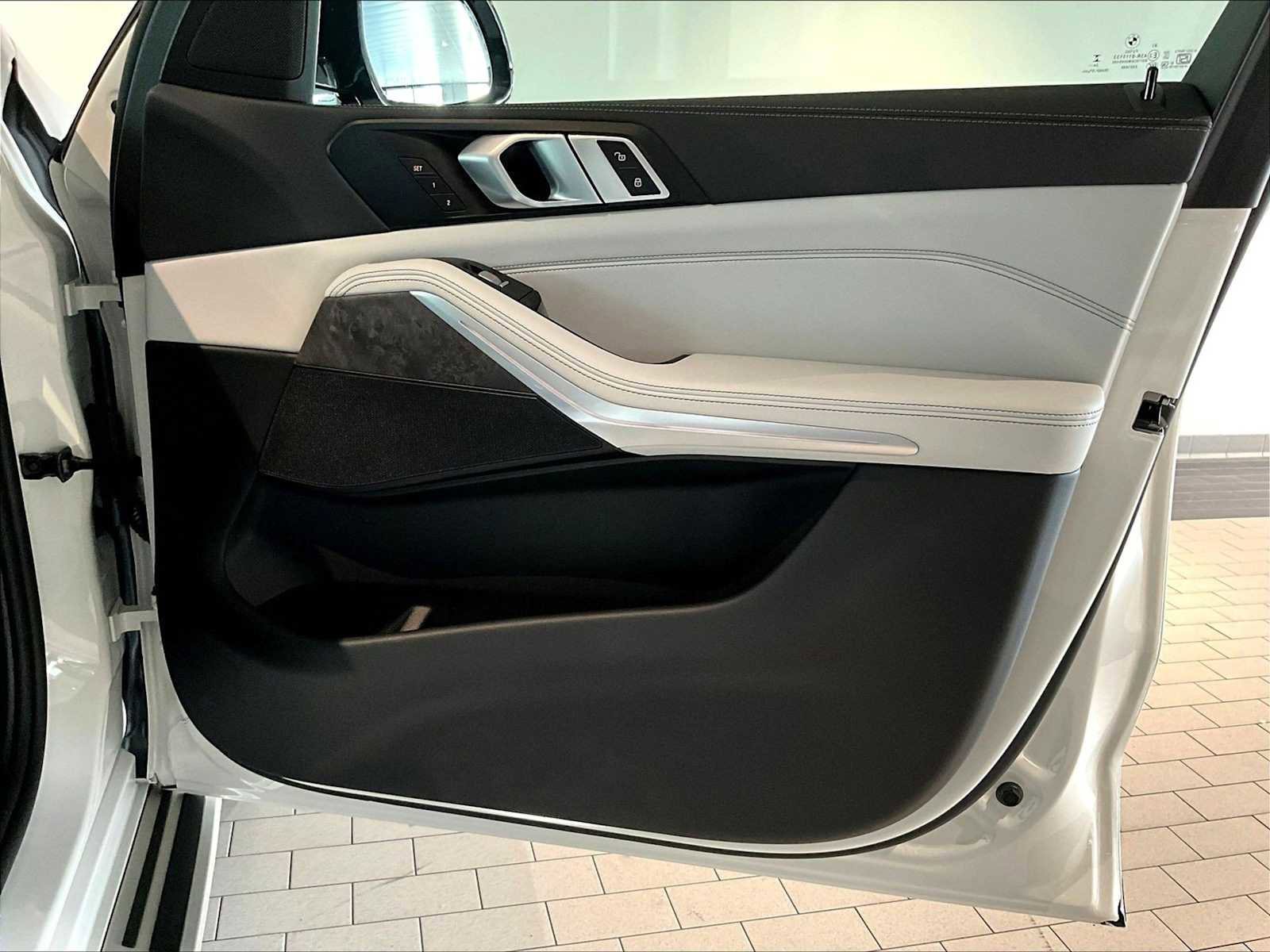 Used 2025 BMW X7 xDrive40i w/ M Sport Package image 27