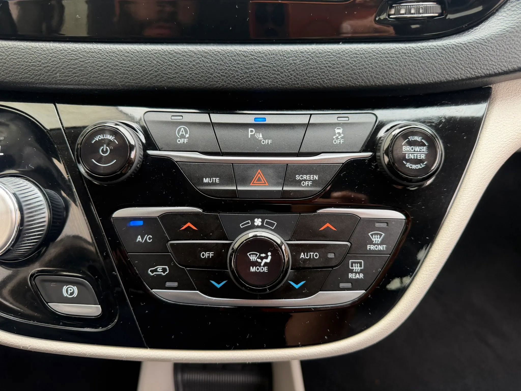 Used 2020 Chrysler Pacifica Touring-L FWD image 20