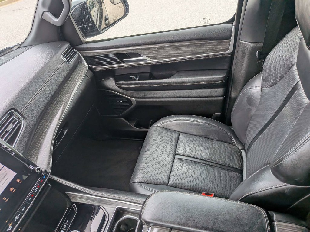 Used 2024 Jeep Wagoneer L Series II w/ Flexible Seating Group AWD/4WD image 17