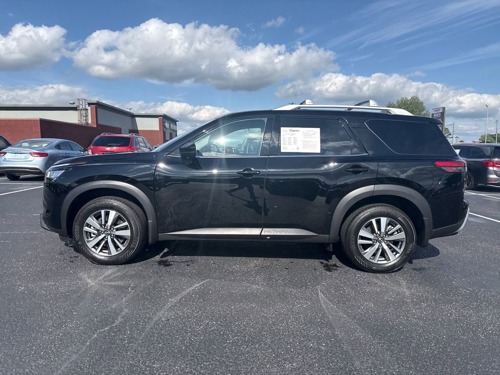 Used 2024 Nissan Pathfinder SL FWD image 2