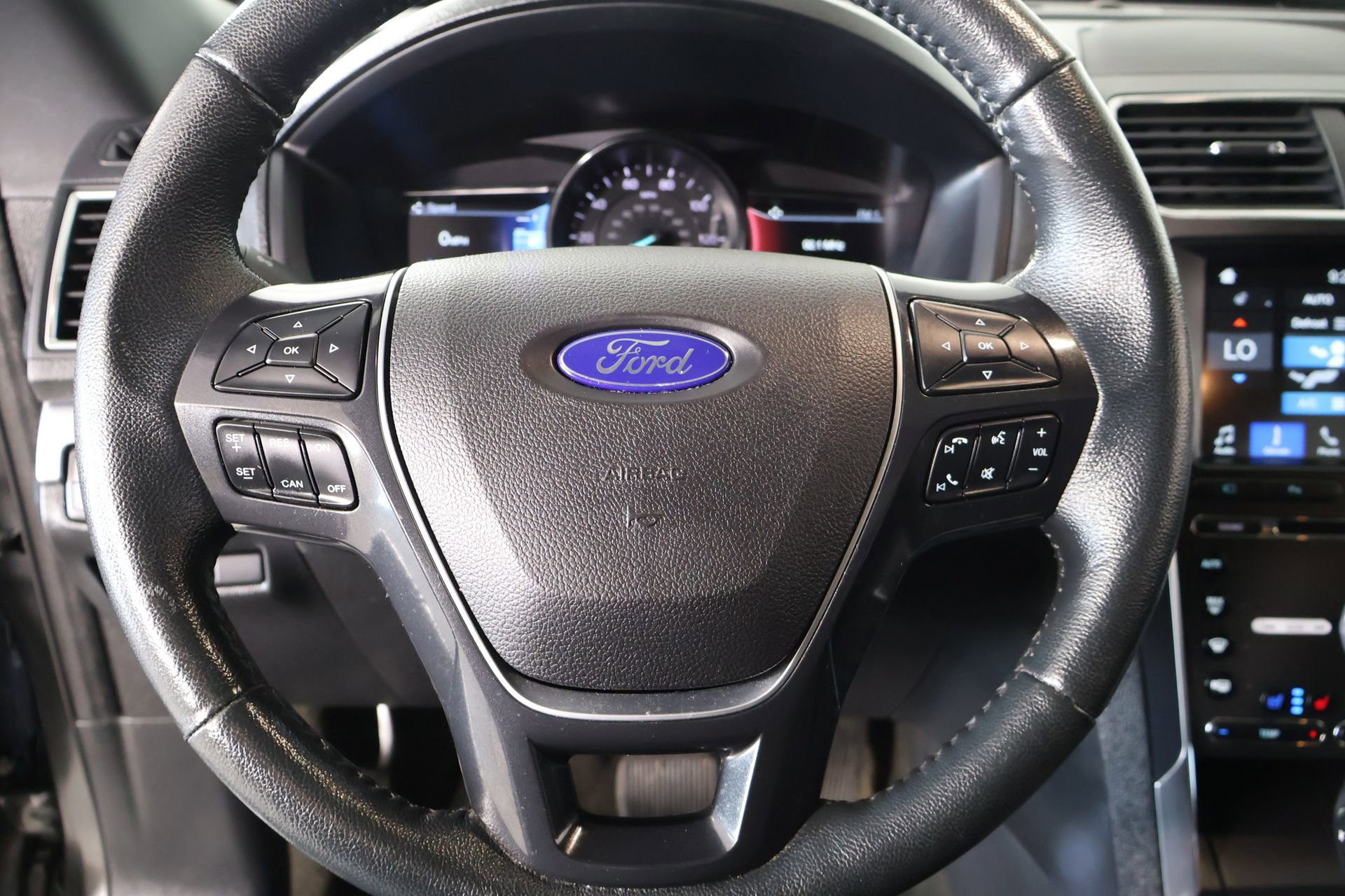 Used 2018 Ford Explorer Limited FWD image 3