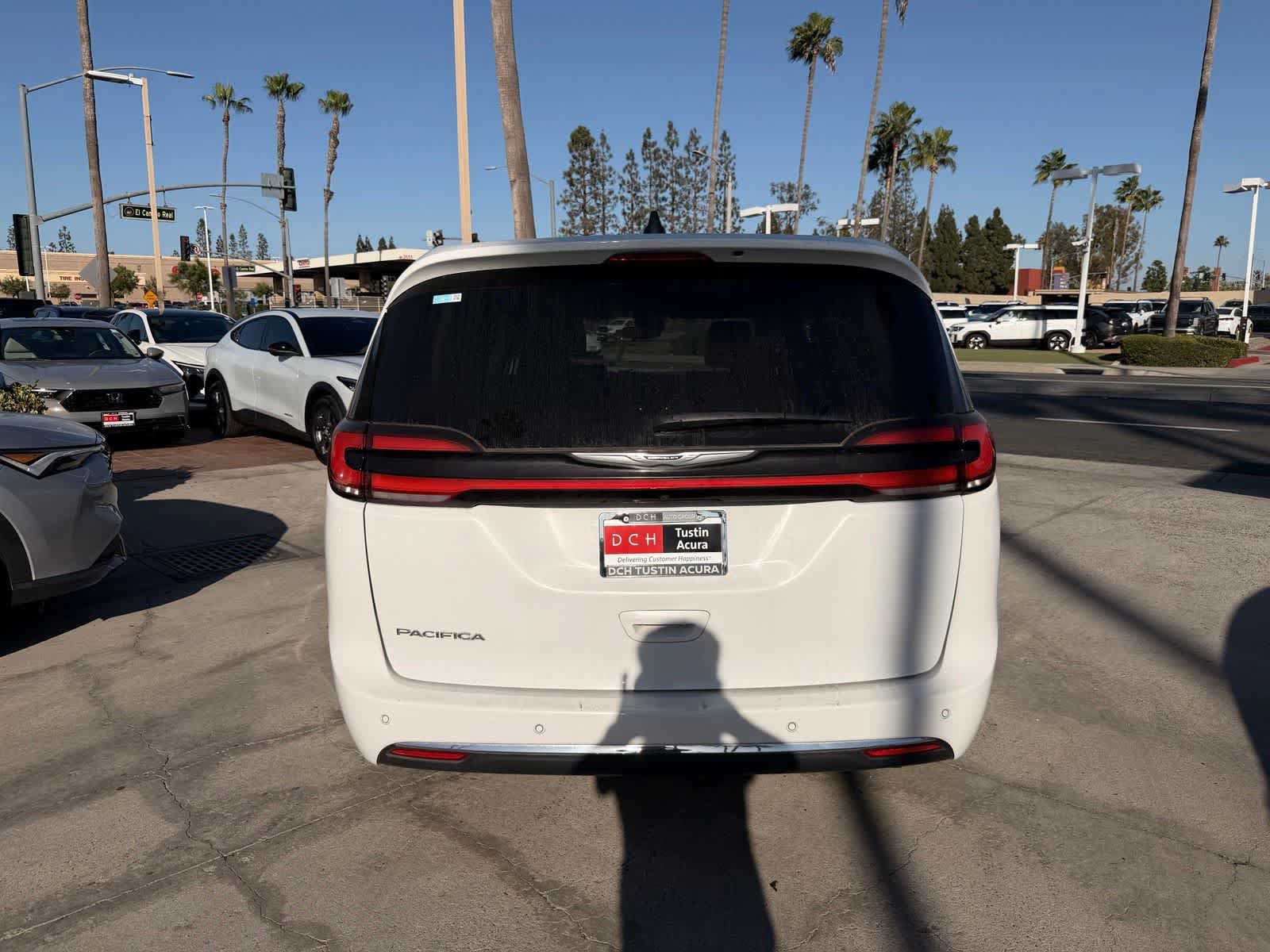 Used 2023 Chrysler Pacifica Touring-L FWD image 4