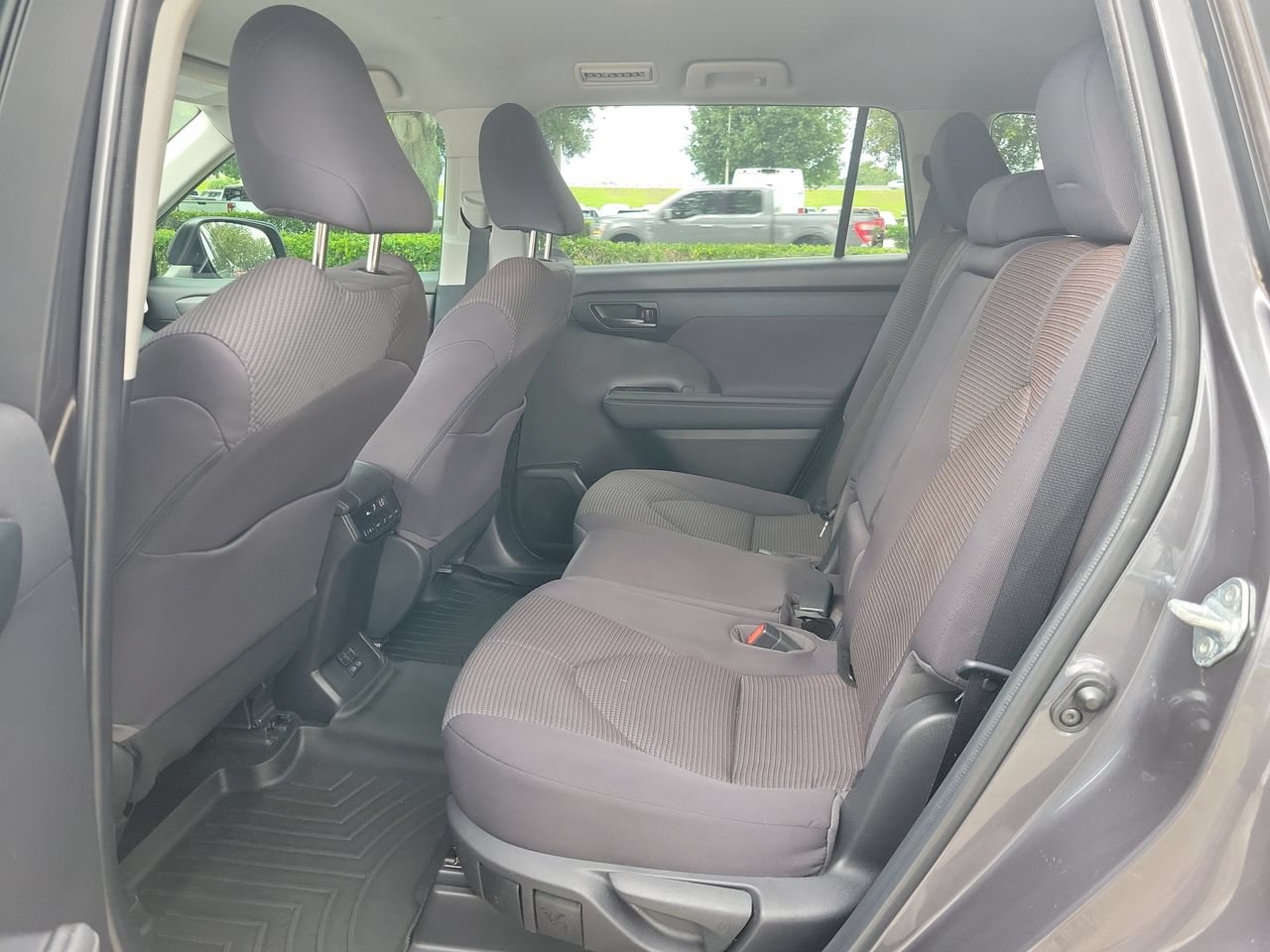 Used 2022 Toyota Highlander LE FWD image 11