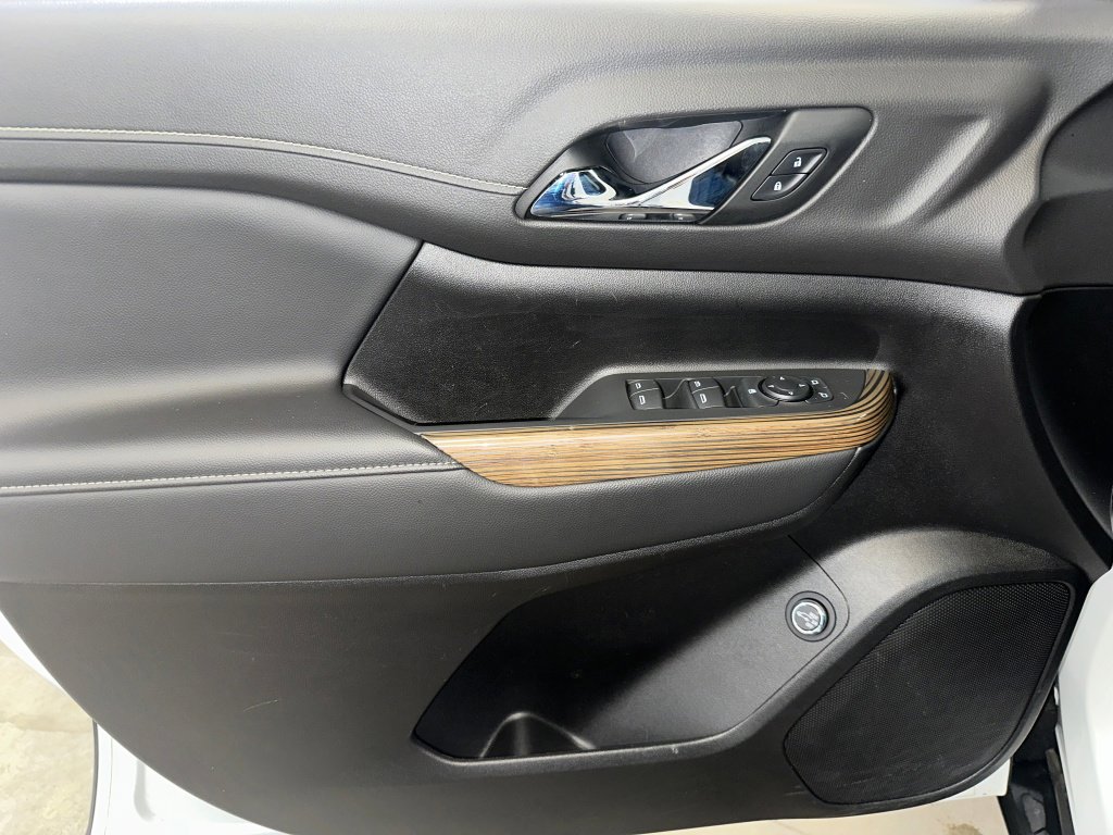 Certified 2023 GMC Acadia SLE w/ Driver Convenience Package image 4