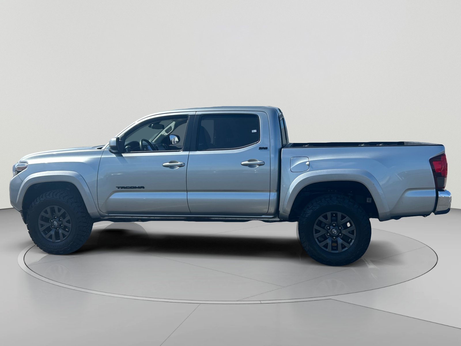 Used 2022 Toyota Tacoma SR5 RWD image 2