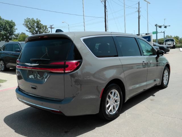 Used 2025 Chrysler Pacifica Select FWD image 6