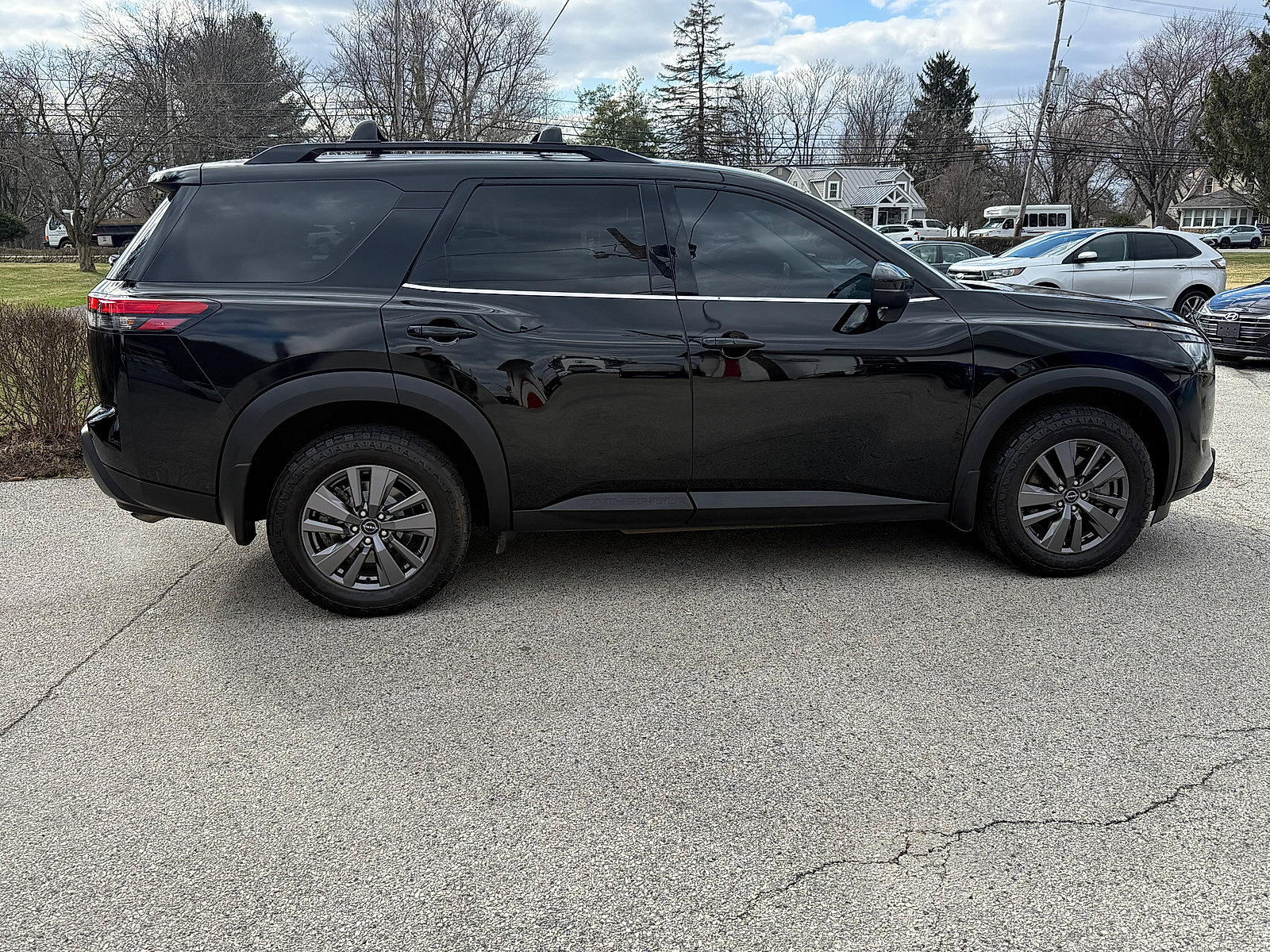 Used 2023 Nissan Pathfinder SV AWD/4WD image 3