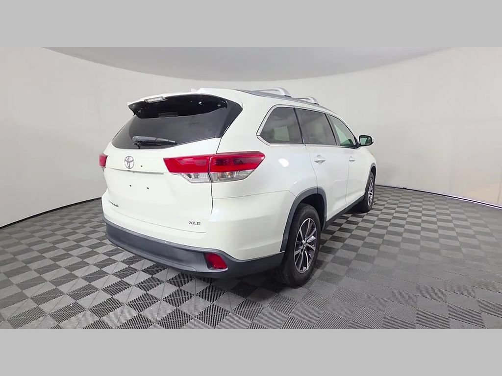 Used 2019 Toyota Highlander XLE FWD image 38
