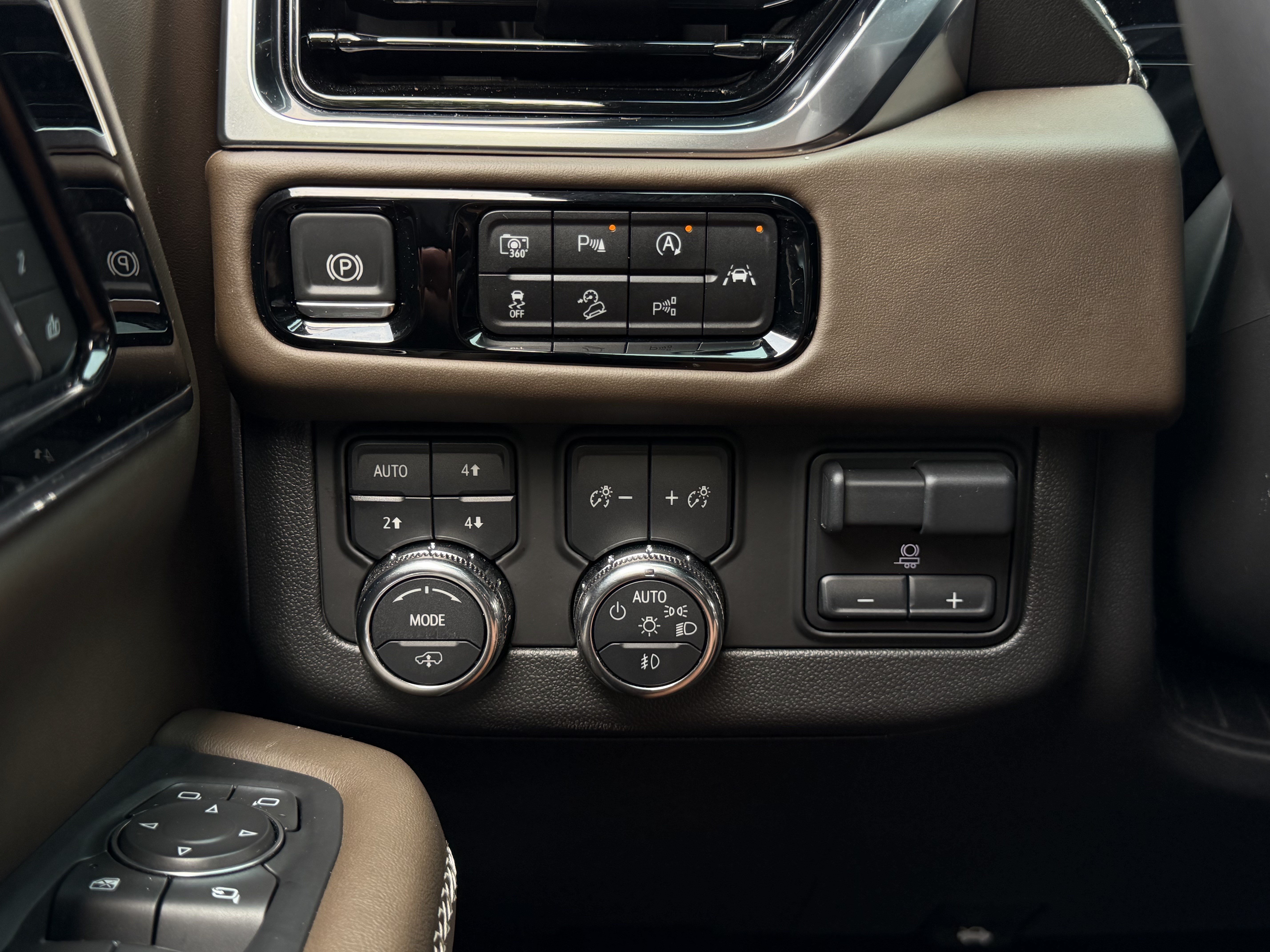 Used 2025 GMC Yukon Denali Ultimate AWD/4WD image 28