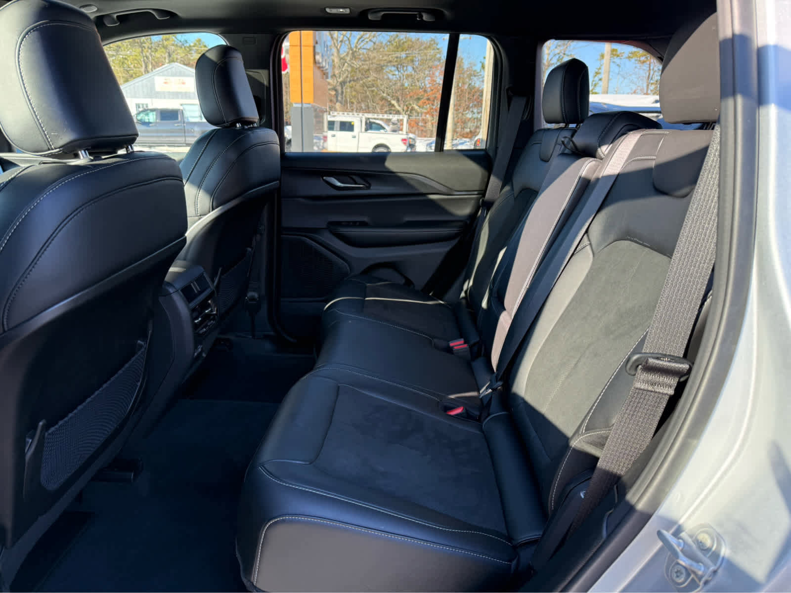 Used 2025 Jeep Grand Cherokee Altitude image 23