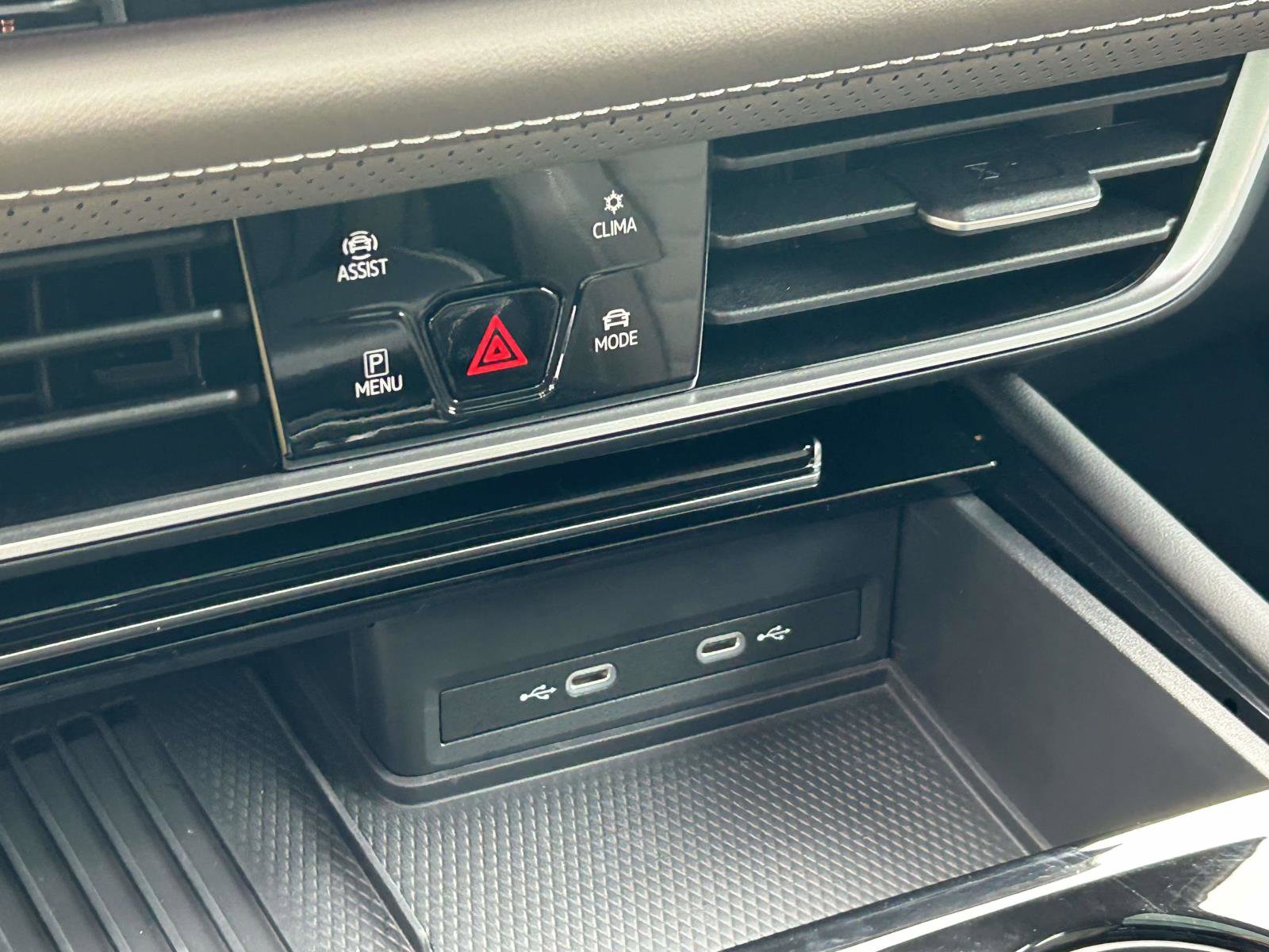 Used 2025 Volkswagen Atlas SEL image 28