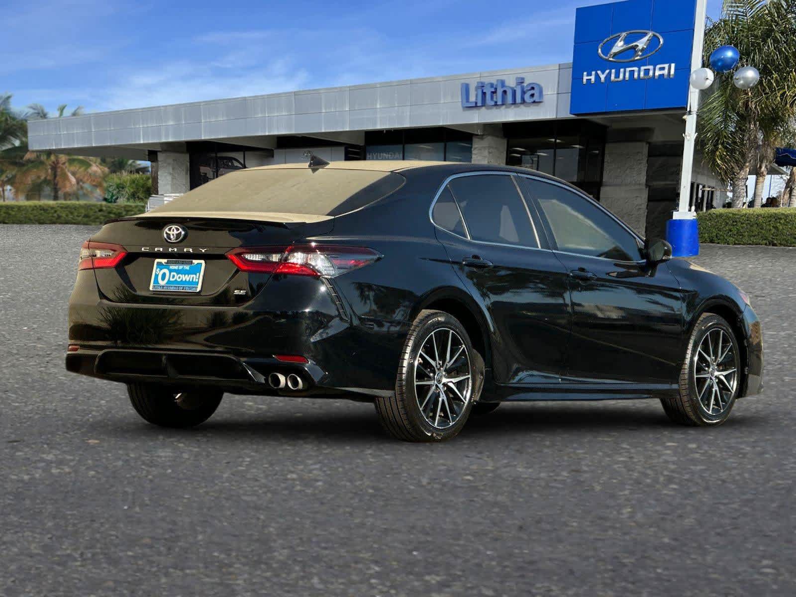 Used 2022 Toyota Camry SE FWD image 3