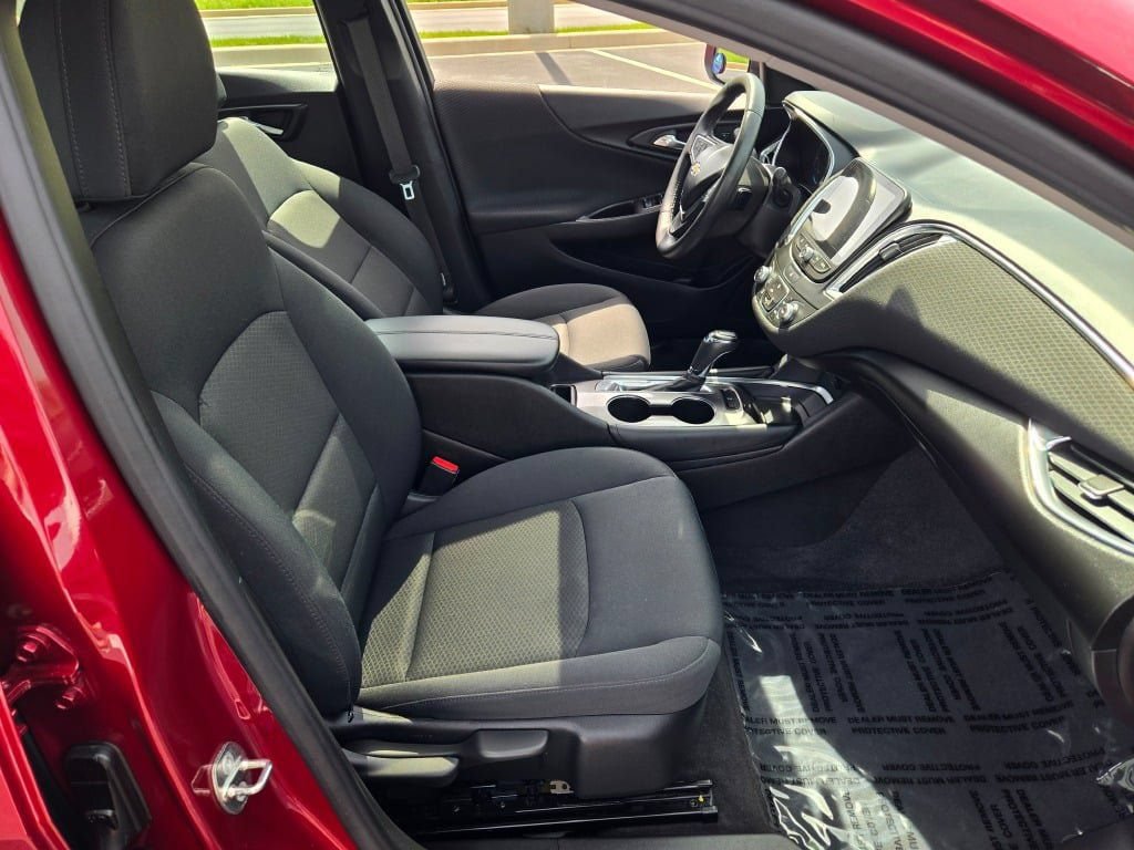 Used 2017 Chevrolet Malibu LT FWD image 7