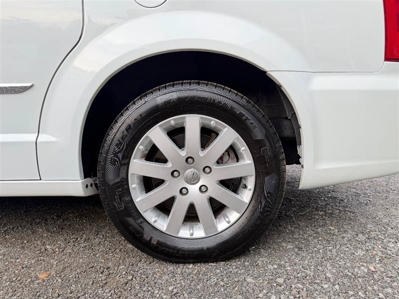 Used 2016 Chrysler Town & Country Touring FWD image 9