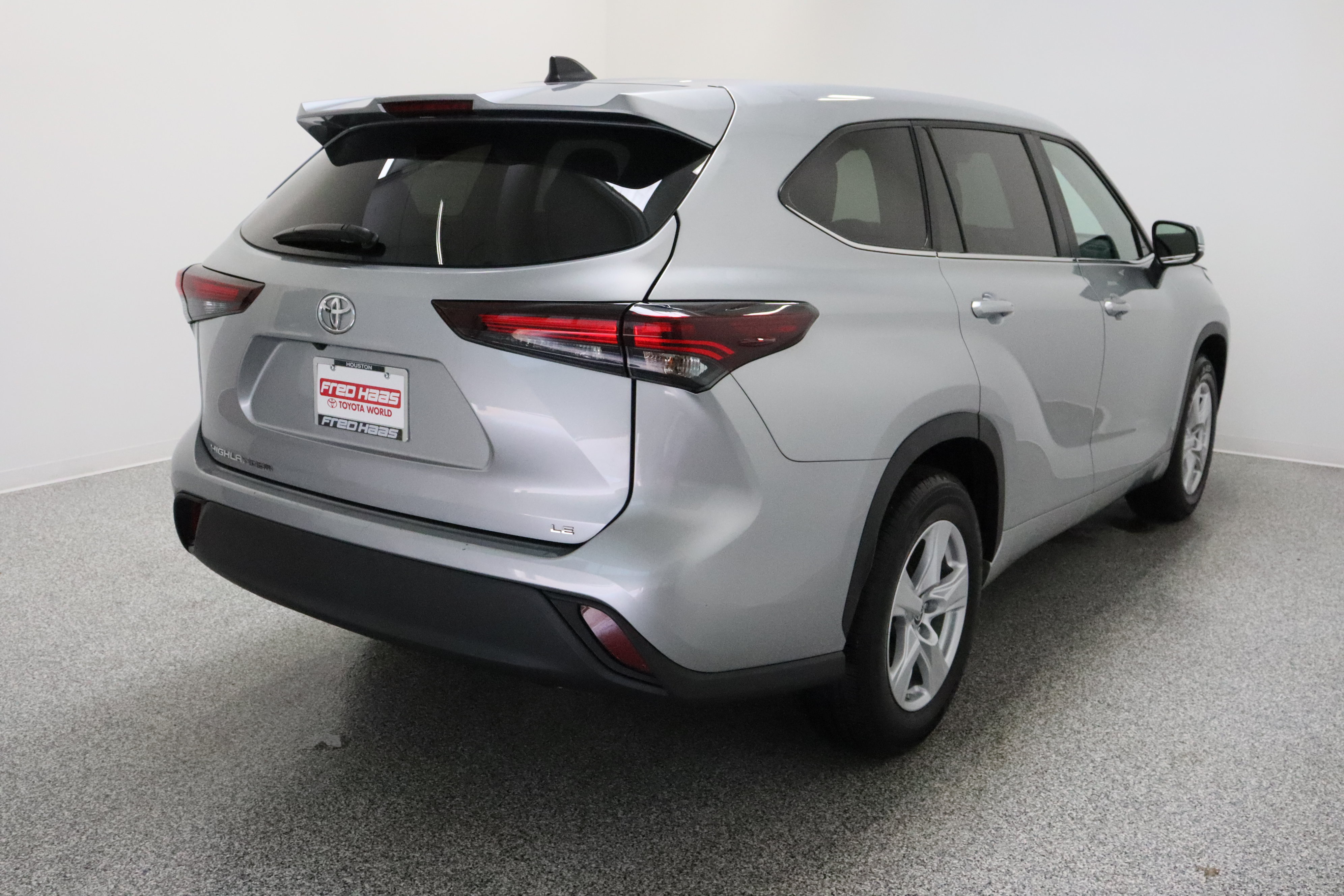 Certified 2025 Toyota Highlander LE FWD image 7