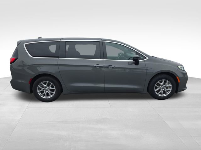 Used 2025 Chrysler Pacifica Select image 6