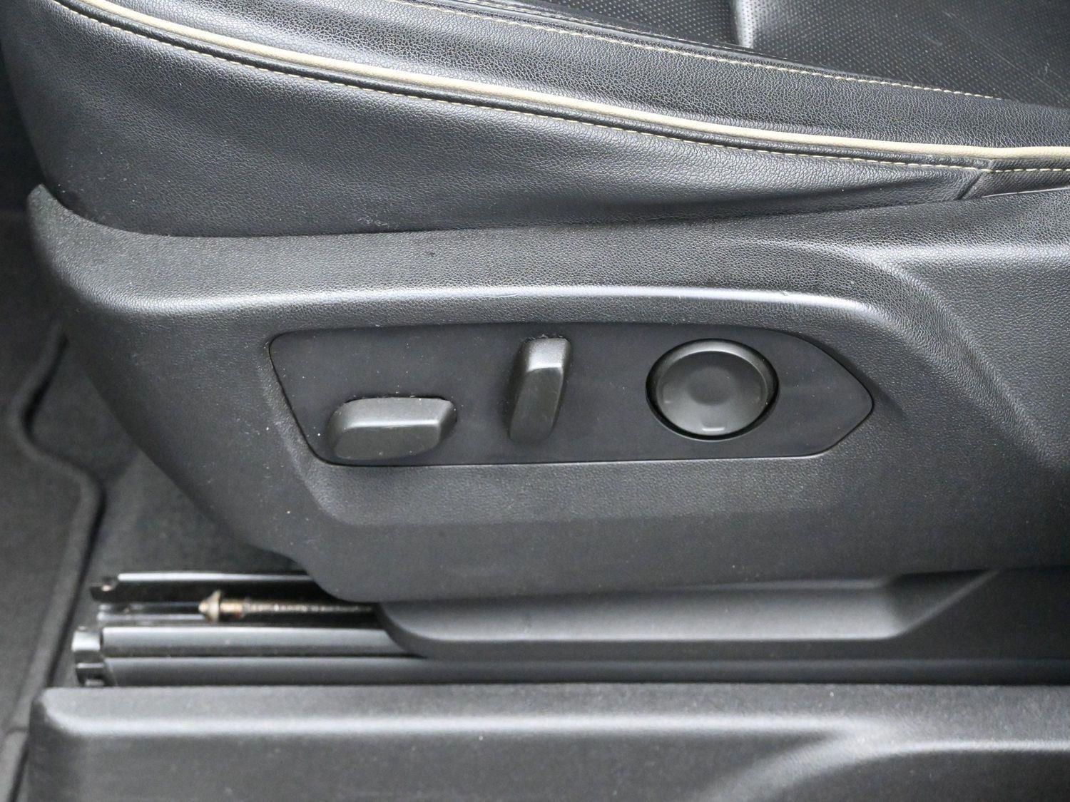 Used 2021 Chevrolet Tahoe Premier w/ Premium Package image 17