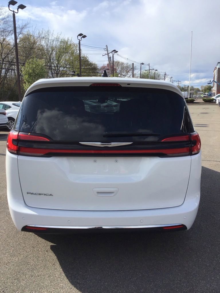 Used 2023 Chrysler Pacifica Touring-L FWD image 4