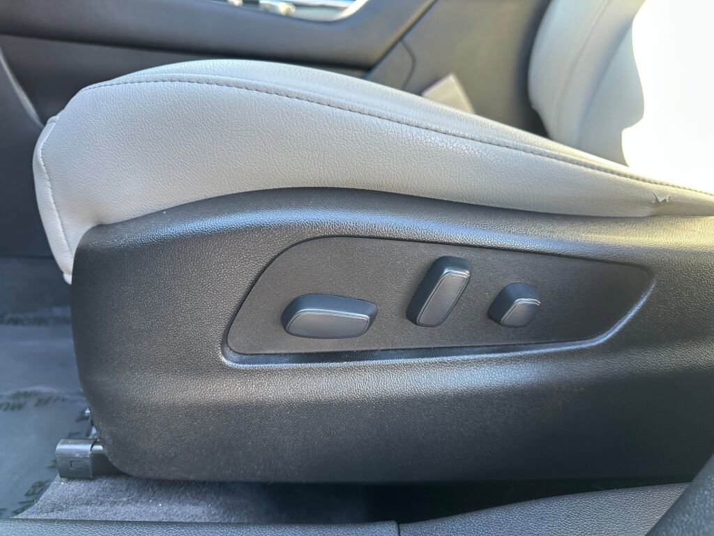 Used 2020 Cadillac XT4 Luxury w/ Cold Weather Package image 10