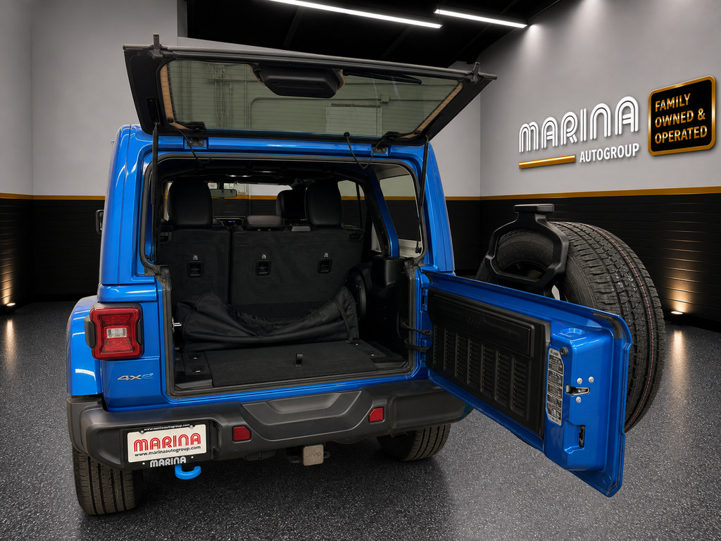 Used 2023 Jeep Wrangler Unlimited Sahara w/ Cold Weather Group AWD/4WD image 19