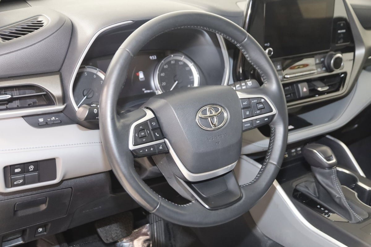 Used 2023 Toyota Highlander XLE image 6