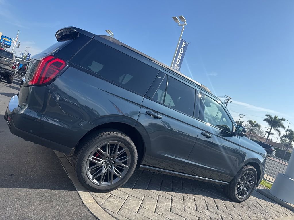 Used 2025 Ford Expedition Platinum w/ Stealth Performance Package AWD/4WD image 2