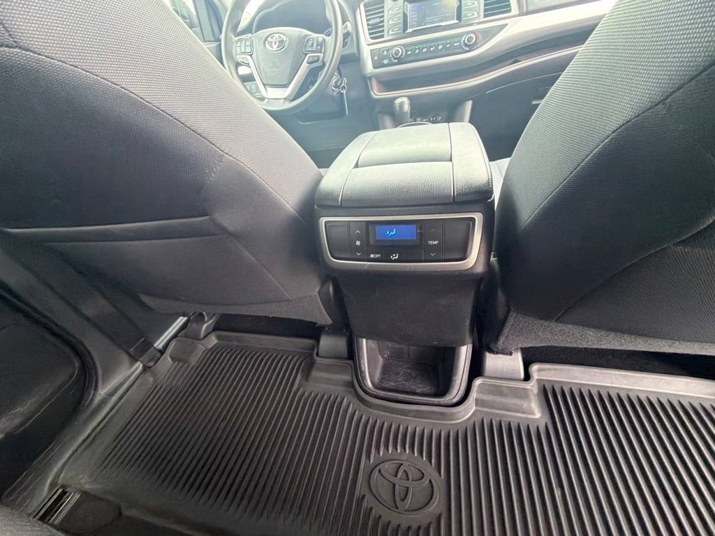 Used 2019 Toyota Highlander LE AWD/4WD image 37
