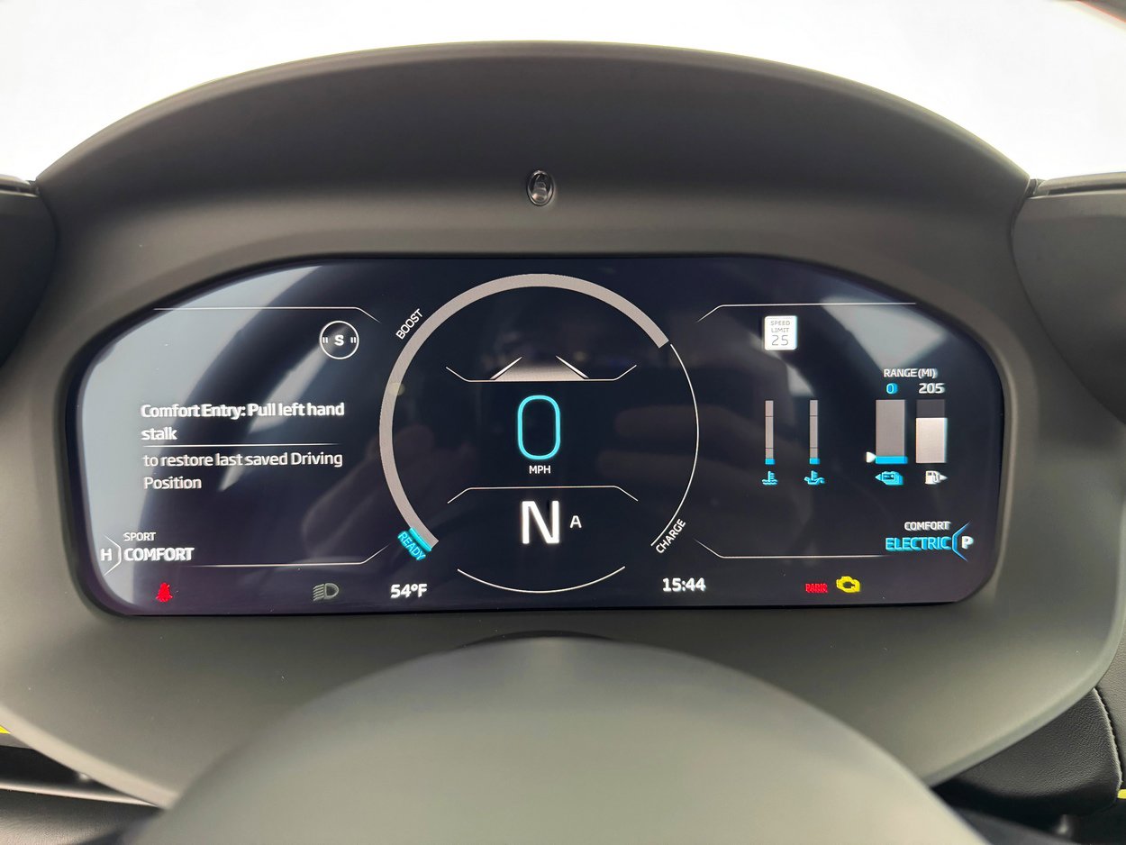 Used 2023 McLaren Artura image 17