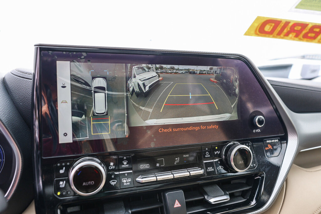 Used 2023 Toyota Highlander Platinum FWD image 18