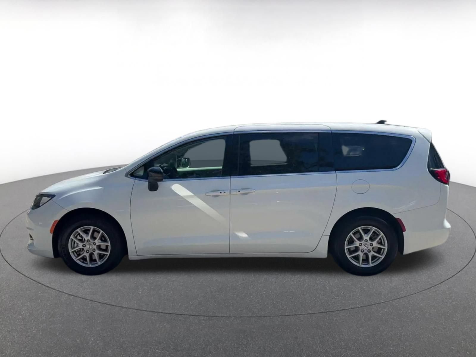 Used 2024 Chrysler Voyager LX FWD image 8