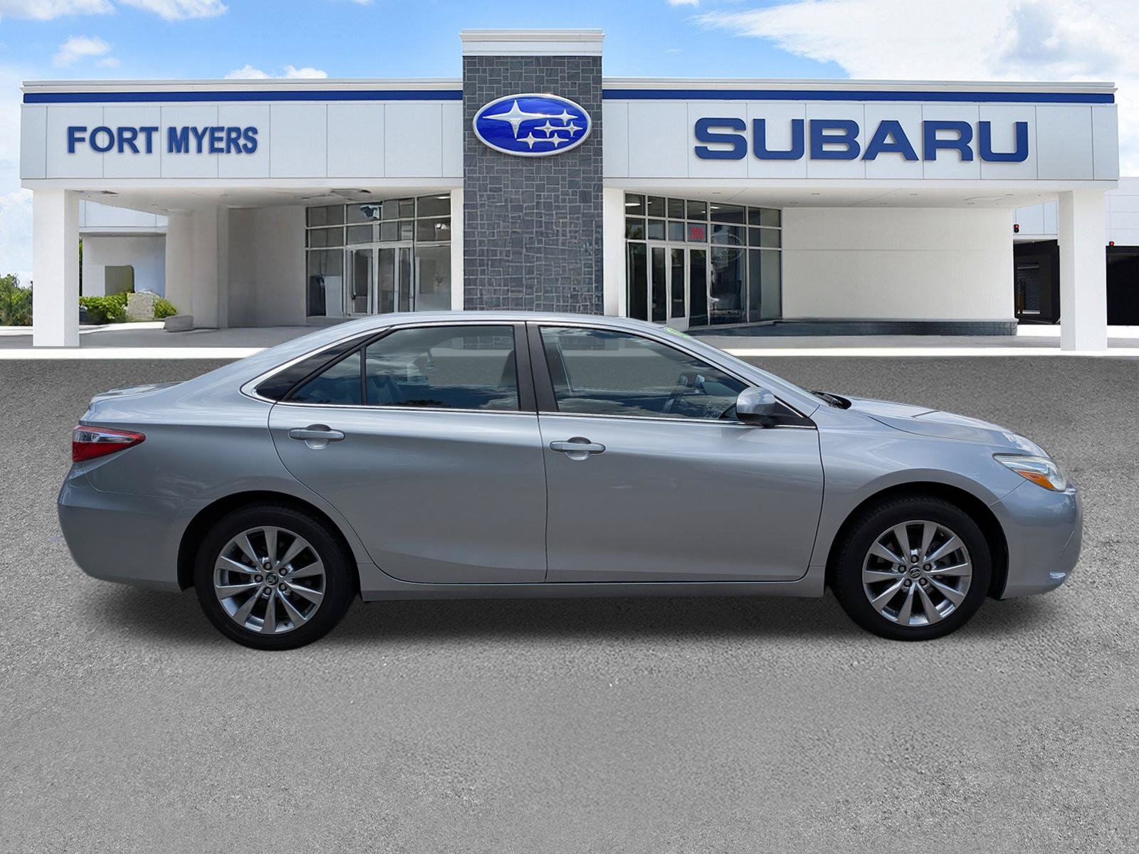Used 2015 Toyota Camry XLE w/ Moonroof Package FWD image 3