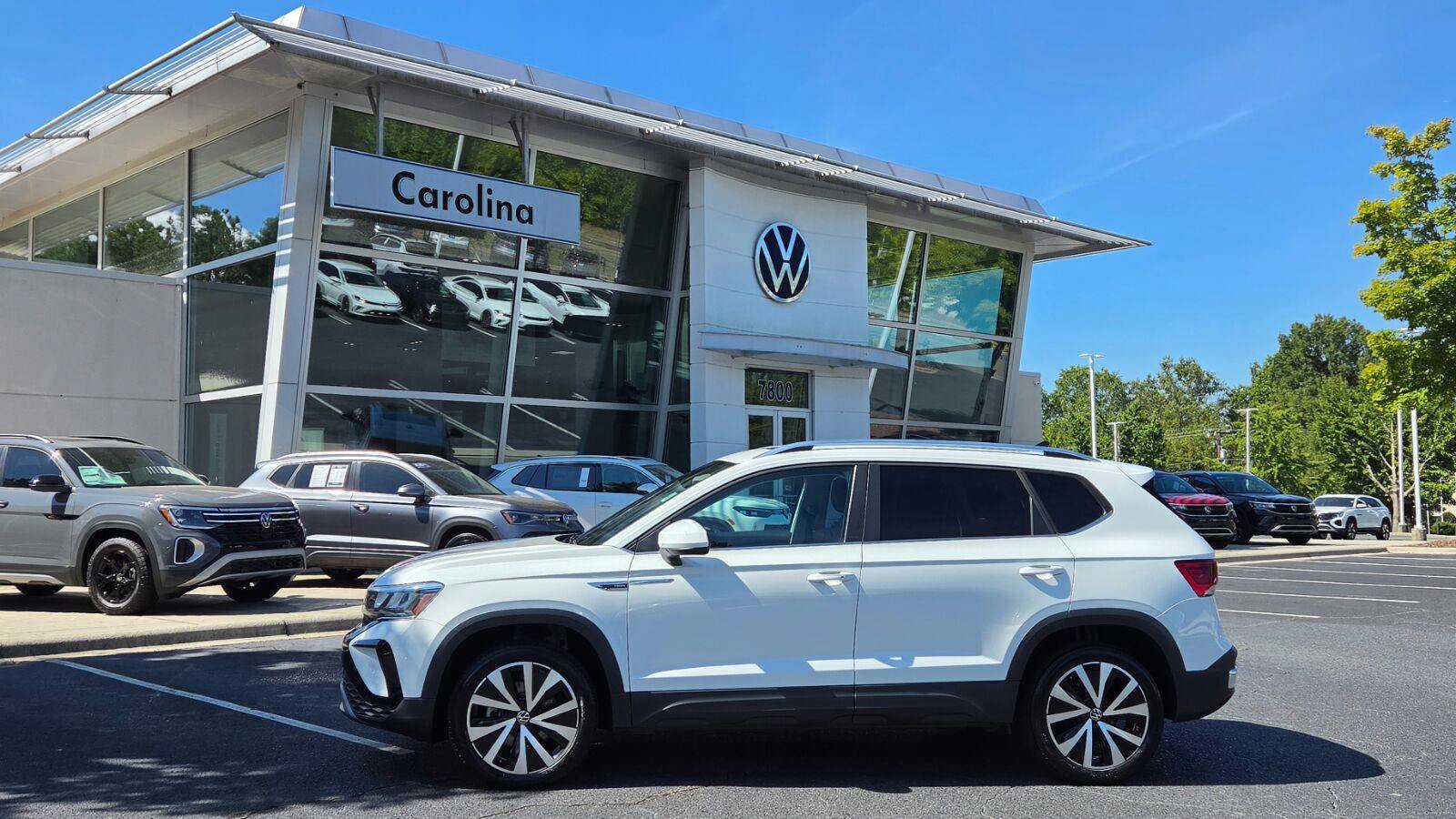 Certified 2023 Volkswagen Taos SE w/ Panoramic Sunroof Package FWD image 2