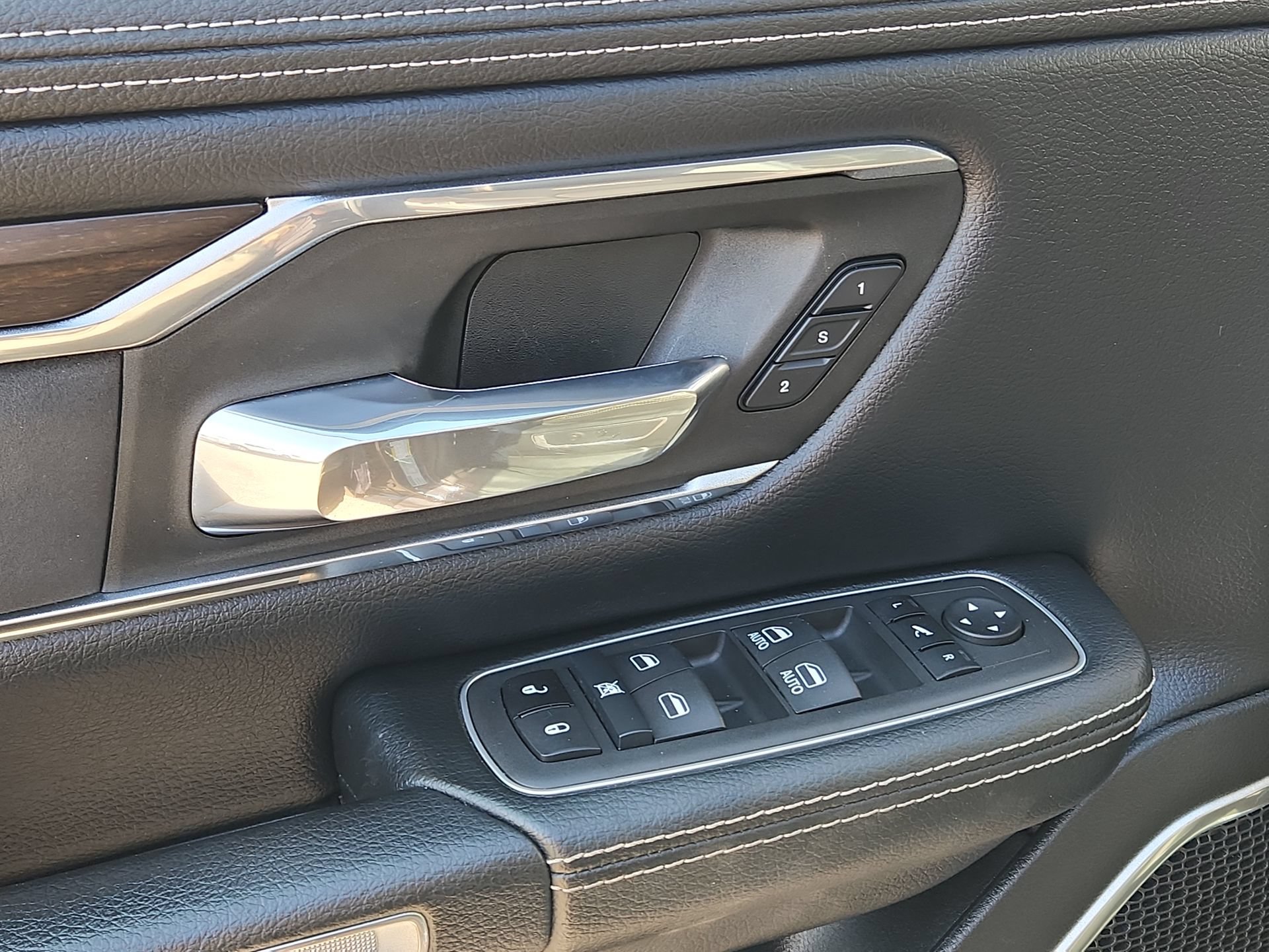 Used 2022 RAM 1500 Laramie AWD/4WD image 15